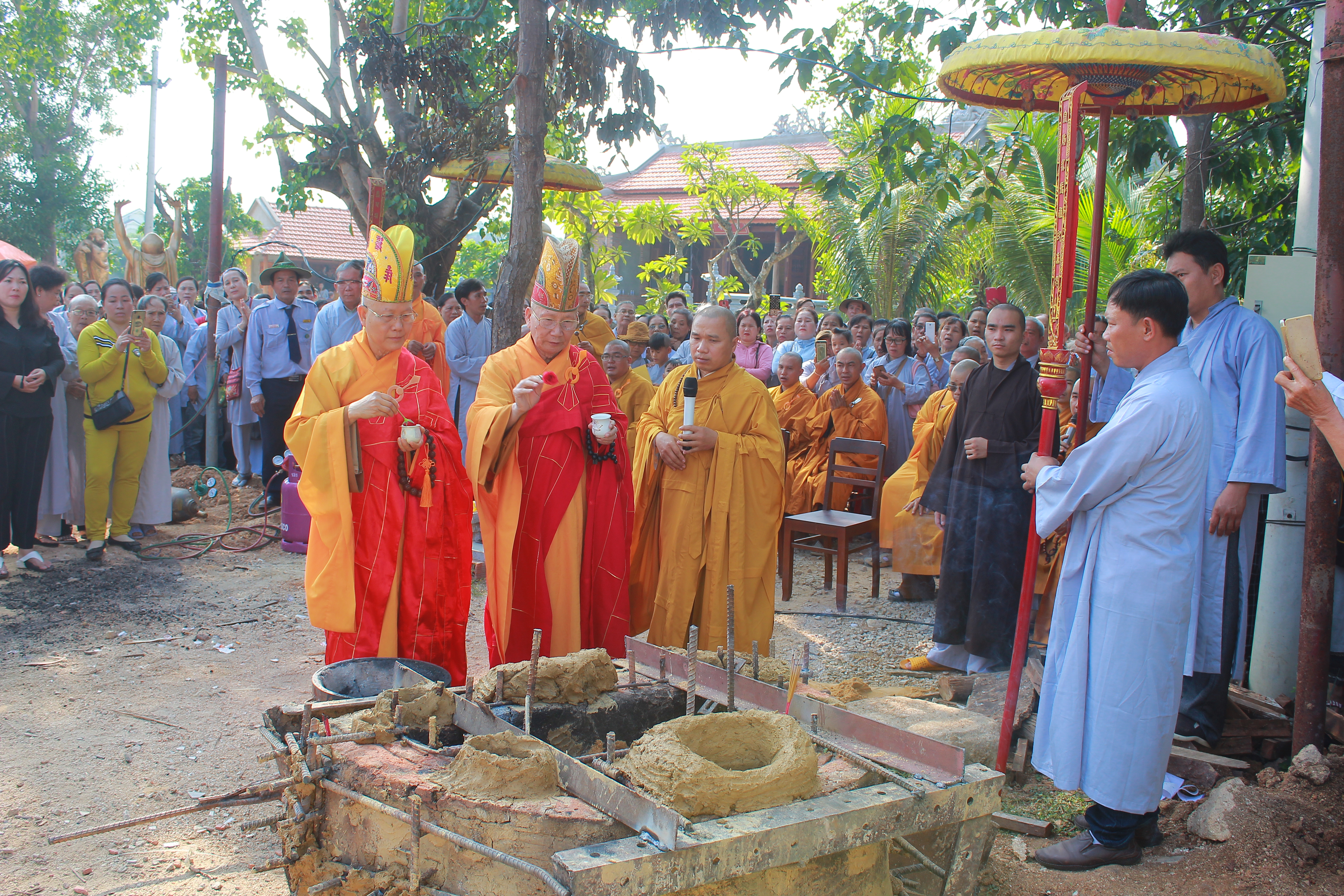 Quy Nhơn: Chùa Phú Thọ chú nguyện rót đồng đúc tượng Phật